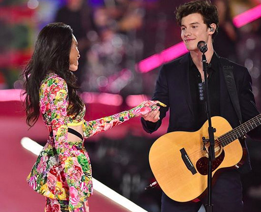 Viral, Momen Model Victoria's Secret Centil ke Shawn Mendes di Catwalk