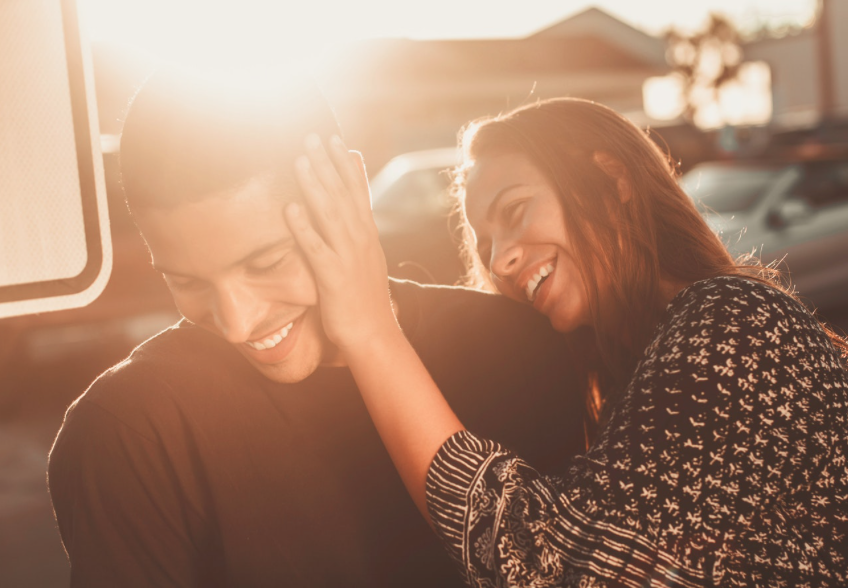 Gak Perlu Romantis, Pria Suka 7 Cara Kencan Ini