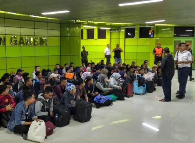 Ratusan Orang Korban Hoaks Terlantar di Gambir
