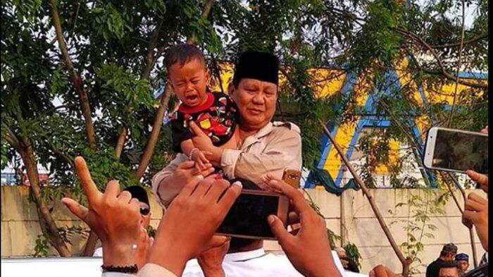 Begini Perbedaan Ekspresi Bocah Ketika Digendong Jokowi dan Prabowo