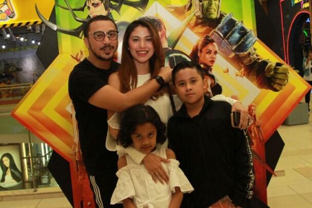  Panutan! 7 Artis Ganteng Ini Jadi Ayah Tiri yang Baik