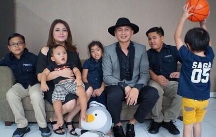  Panutan! 7 Artis Ganteng Ini Jadi Ayah Tiri yang Baik