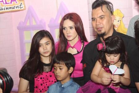  Panutan! 7 Artis Ganteng Ini Jadi Ayah Tiri yang Baik