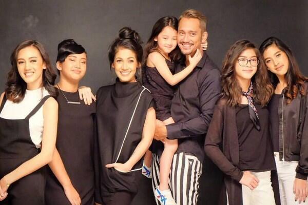  Panutan! 7 Artis Ganteng Ini Jadi Ayah Tiri yang Baik