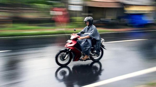 Hari Gini Bikers, Masih Pakai Jas Jas Hujan Ponco?