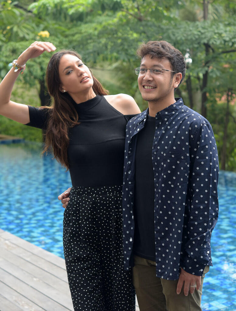 Serasinya Pasangan Nadine Chandrawinata dan Dimas Anggara