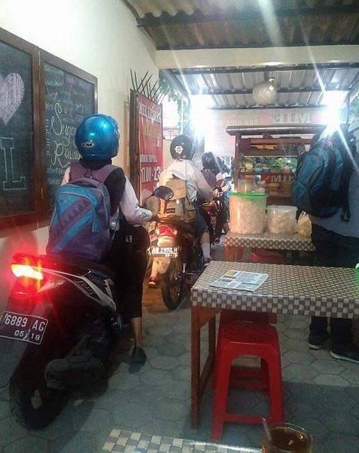 Mengingat Lalu Lalang Lalu Lintas Indonesia Bikin Ngakak Online! Wik Wik Wik!