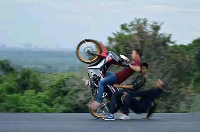 Mengingat Lalu Lalang Lalu Lintas Indonesia Bikin Ngakak Online! Wik Wik Wik!