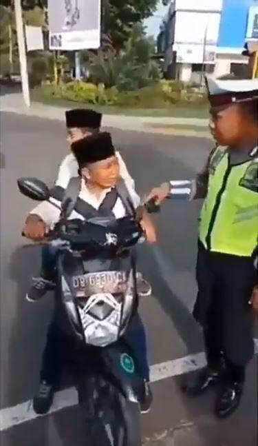 Mengingat Lalu Lalang Lalu Lintas Indonesia Bikin Ngakak Online! Wik Wik Wik!