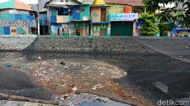 Waring Kali Item Kini: Bolong-bolong, Jadi 'Tempat' Sampah