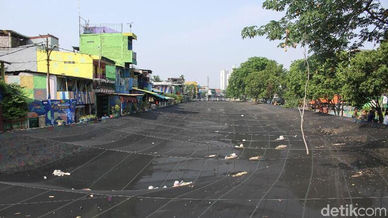 Waring Kali Item Kini: Bolong-bolong, Jadi 'Tempat' Sampah