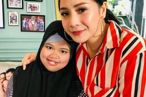Begini Reaksi GIGI Ketemu Penemu Make-up Balon
