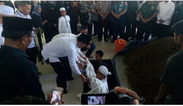 Menyentuh, Wiranto Gendong Sendiri Jenazah Cucu Kesayangannya ke Liang Lahat