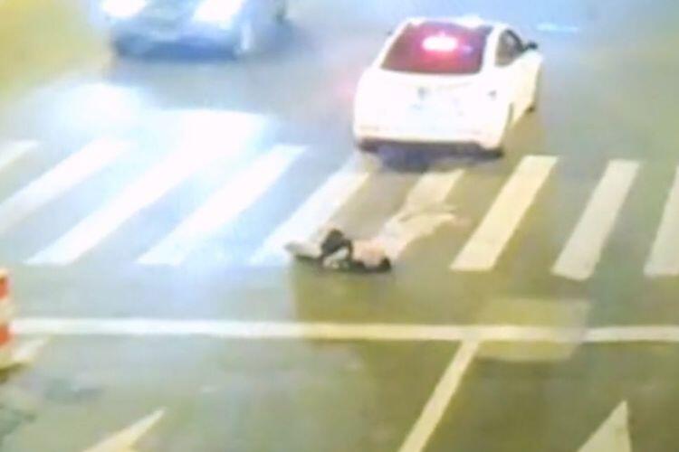 Mabuk dan Tidur di Tengah Jalan, Seorang Pria di China Dilindas Mobil