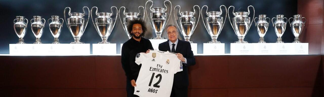 Florentino P&eacute;rez menyerahkan kaos kepada Marcelo