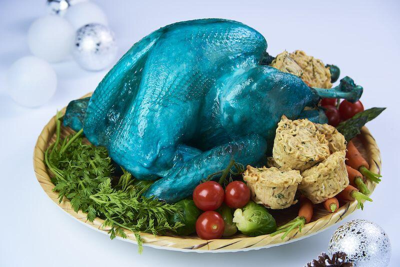 HAH! Restoran Indonesia Ini Sajikan "KALKUN BIRU" Dengan Mie Goreng?!