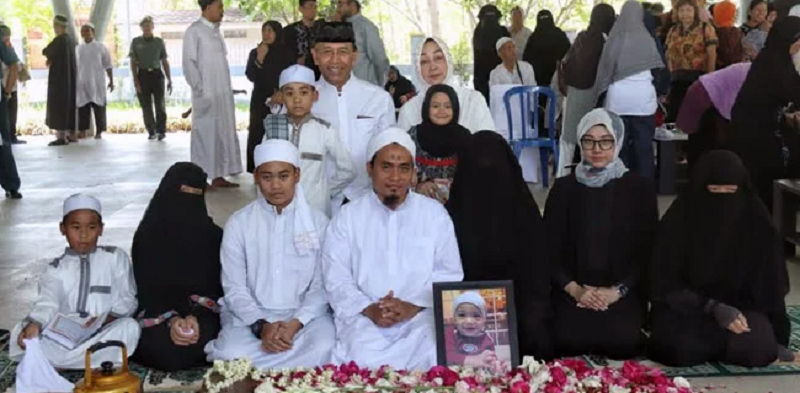 Putri &amp;Cucunya Mengenakan Cadar, Foto Keluarga Wiranto Jadi Pembicaraan 