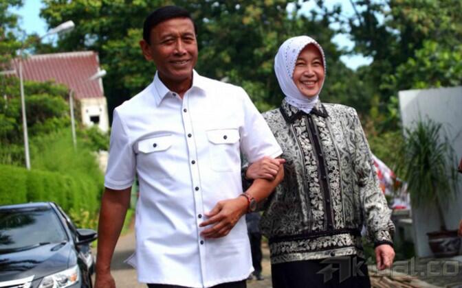 Putri &amp;Cucunya Mengenakan Cadar, Foto Keluarga Wiranto Jadi Pembicaraan 