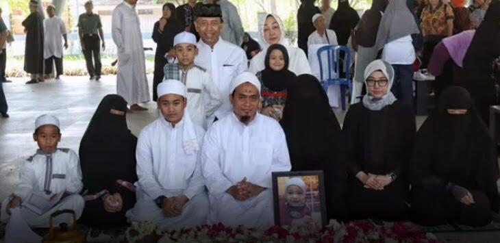 Beredar Foto Keluarga Wiranto Bercadar, Netizen: Katanya Wiranto Anti Islam