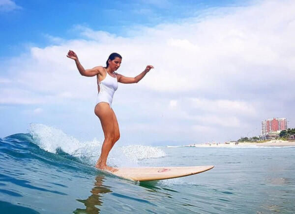 Maya Gabeira, Surfer Cantik Penakluk Ombak yang Masuk Rekor Guiness (+pic)