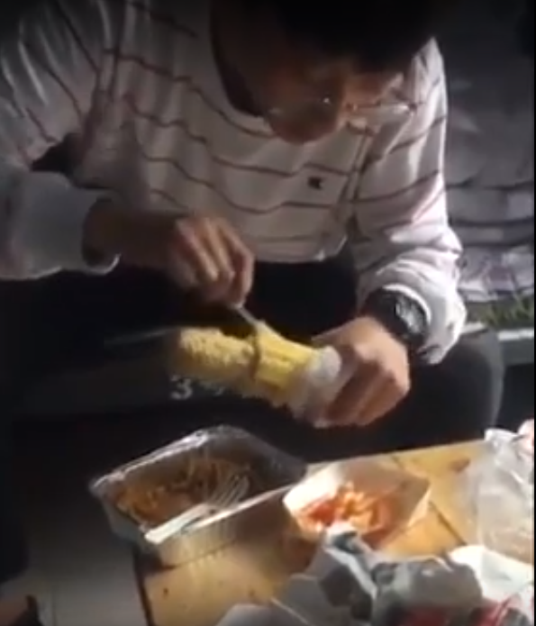 BEGINIKAH CARA EFEKTIF MEMAKAN JAGUNG ?