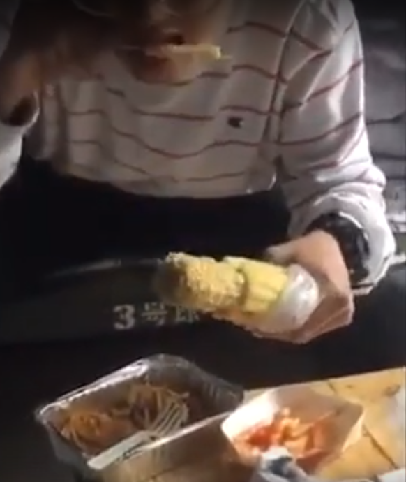 BEGINIKAH CARA EFEKTIF MEMAKAN JAGUNG ?