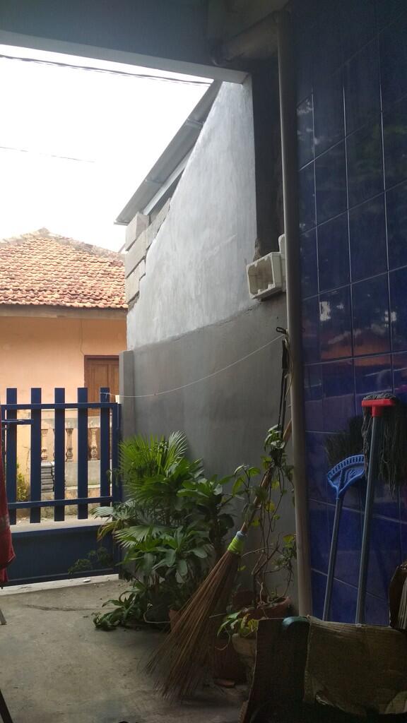 Peninggian dinding tembok rumah oleh tetangga