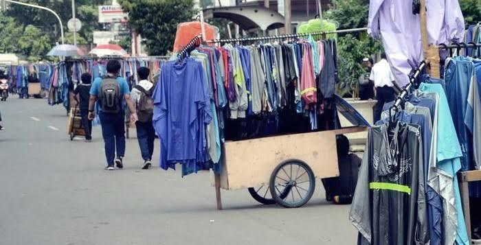 5 Tips Memilih Jas Hujan, Karena Bentuk Dan Warna Mempengaruhi Keselamatan