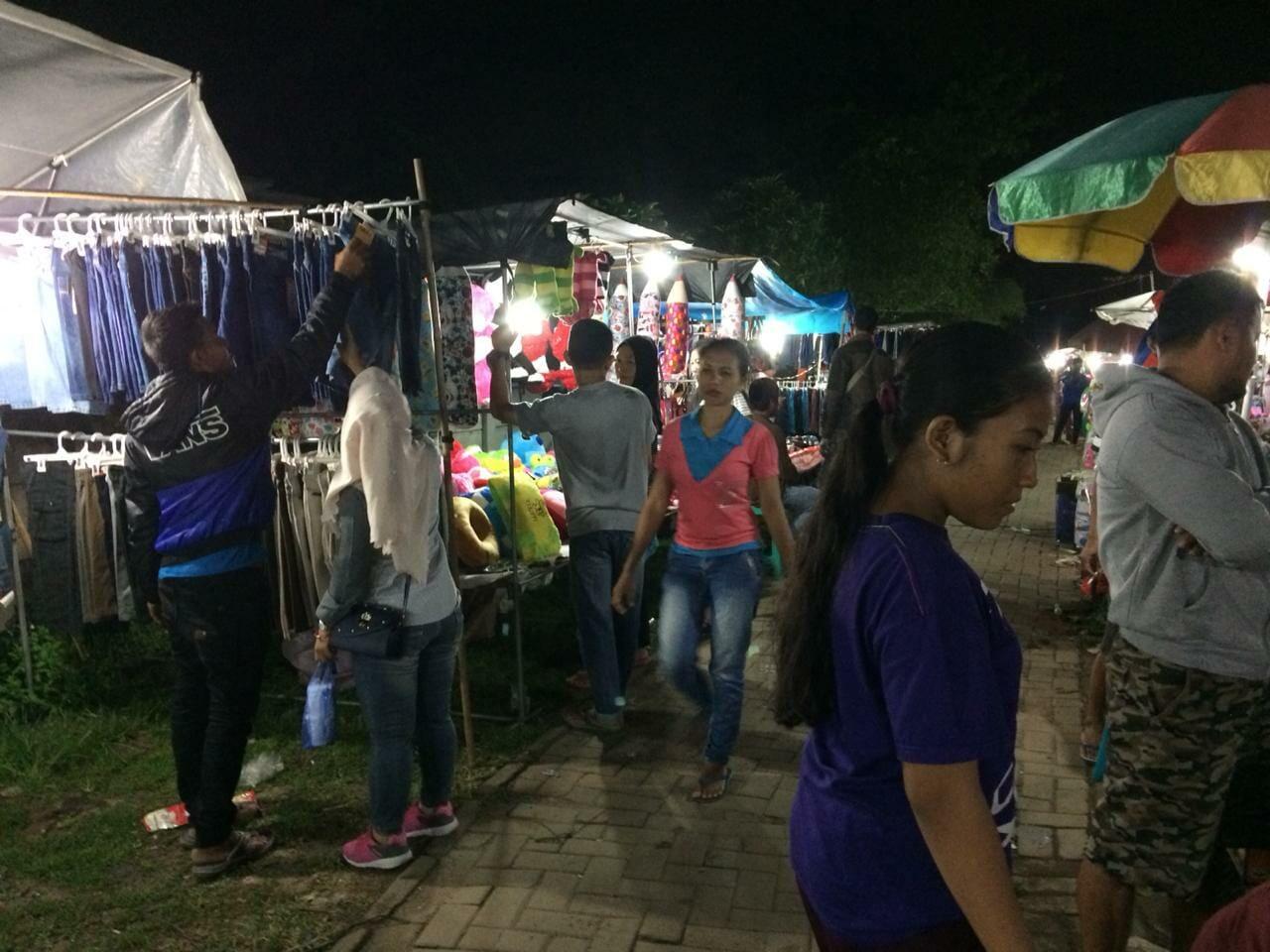 Pedagang dan Tempat Main yang Selalu Ada di Pasar Kaget
