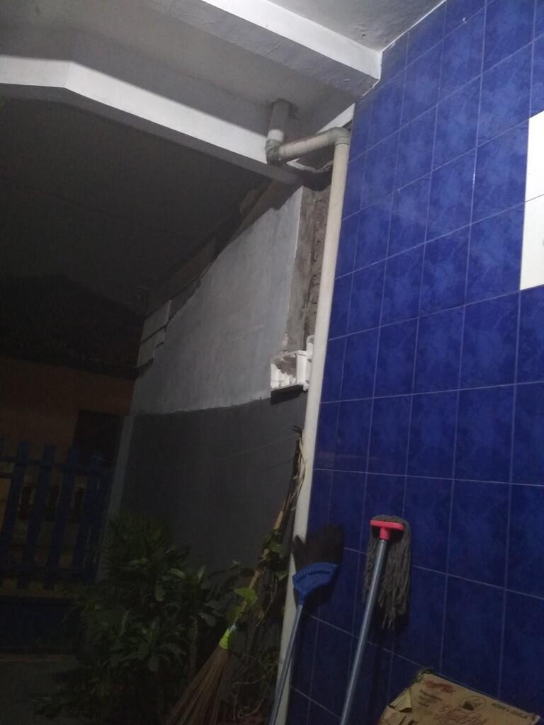 Peninggian dinding tembok rumah oleh tetangga