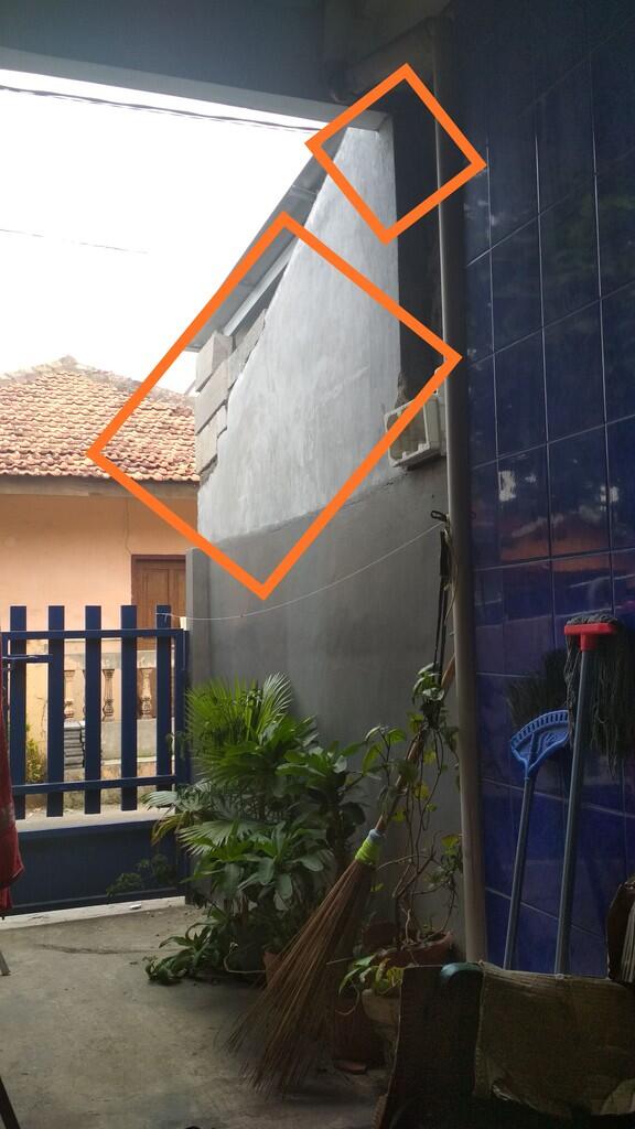 Peninggian dinding tembok rumah oleh tetangga