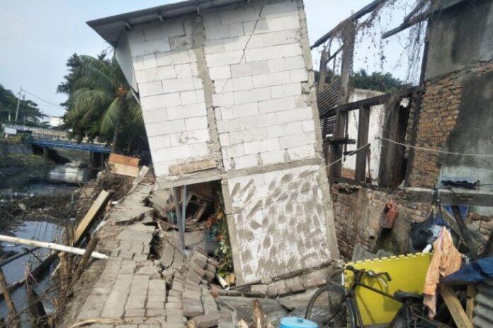 Anies Segera Bangun Kembali Rumah Longsor