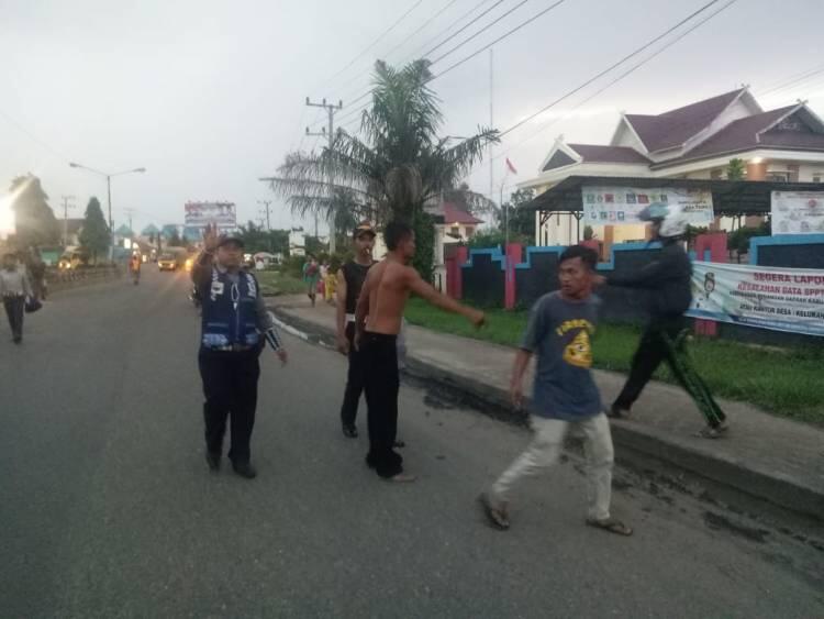 Spion Mobil Dipecah, Sopir Batu Bara Ditendang Wajahnya oleh Oknum Dishub Batanghari