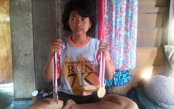 Rita purnamasari gadis manis , atlet lari marathon Dari kabupaten seruyan, kalteng.