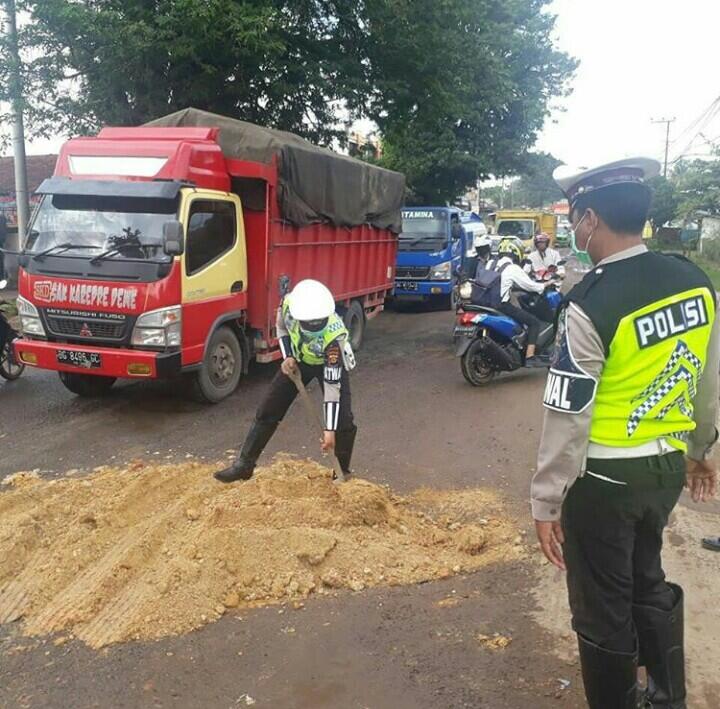 Beri Kenyamanan Pengendara, Polantas Polres Banyuasin Timbun Jalan Berlubang