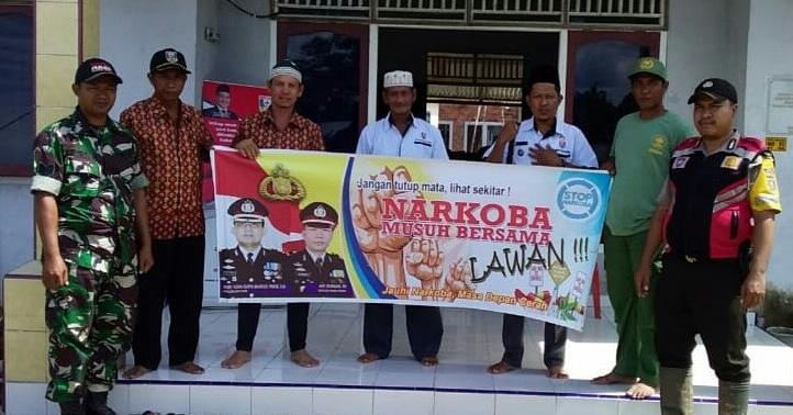 Ajak Masyarakat Jaga Kantibmas, Polisi ini Pasang Banner dan Beri Penyuluhan
