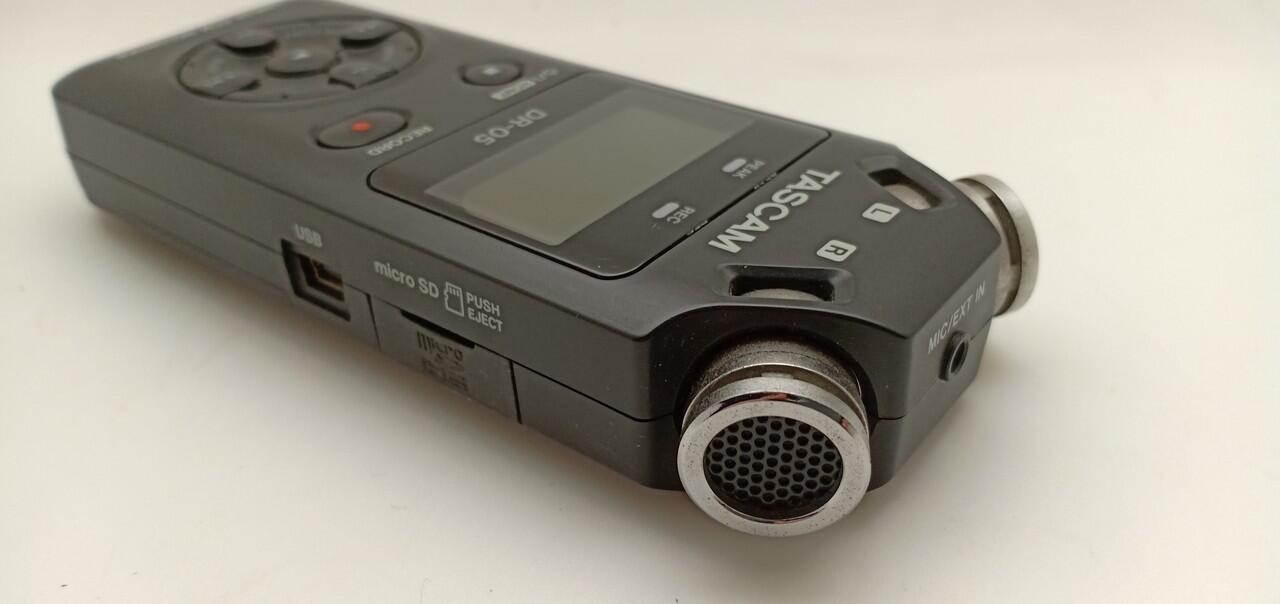 Tascam dr 05. Tascam Dr-05x. Tascam Dr-40 серый. Tascam dr05 задняя крышка.