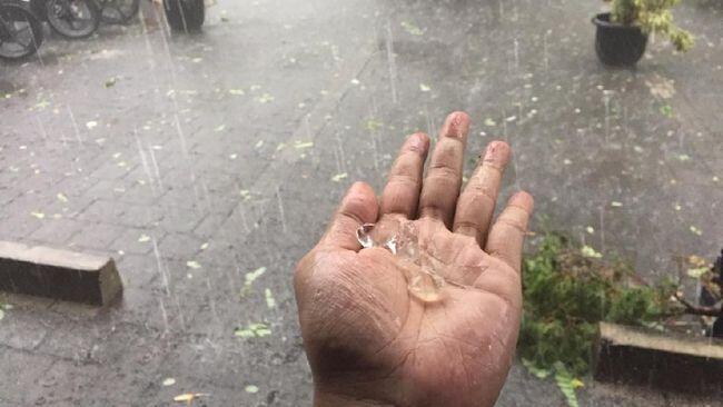 &#91;Breaking News&#93; Hujan Es Batu Terjadi di Wilayah Jakarta!