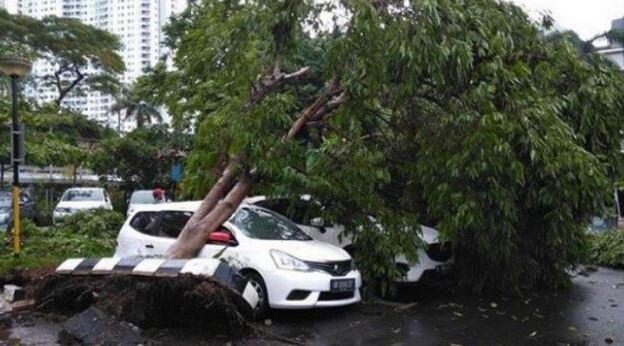 &#91;Breaking News&#93; Hujan Es Batu Terjadi di Wilayah Jakarta!