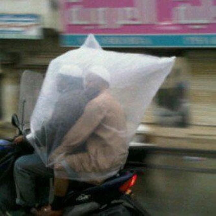 Yuk, Intip Beberapa Jas Hujan yang Unik dan Lucu Ini