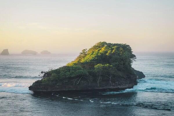 10 Potret Keindahan Pantai Teluk Asmoro Malang, Dijamin Terpesona!