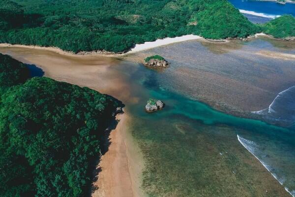 10 Potret Keindahan Pantai Teluk Asmoro Malang, Dijamin Terpesona!