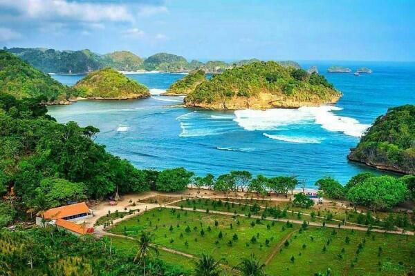 10 Potret Keindahan Pantai Teluk Asmoro Malang, Dijamin Terpesona!