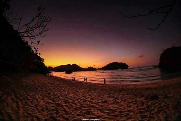 10 Potret Keindahan Pantai Teluk Asmoro Malang, Dijamin Terpesona!