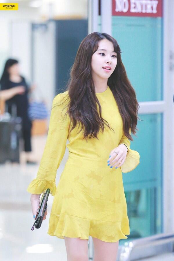 Chic Banget! 11 Outfit Chaeyong TWICE yang Simple Ini Bisa Ditiru