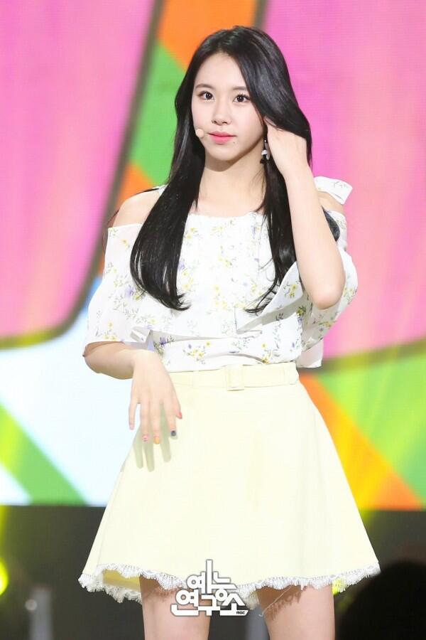 Chic Banget! 11 Outfit Chaeyong TWICE yang Simple Ini Bisa Ditiru