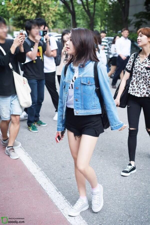 Chic Banget! 11 Outfit Chaeyong TWICE yang Simple Ini Bisa Ditiru