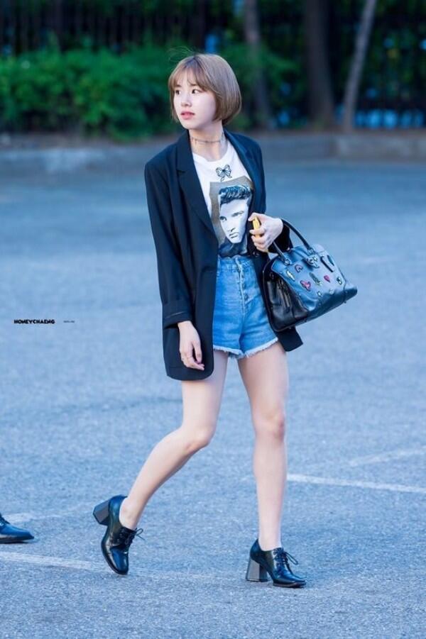 Chic Banget! 11 Outfit Chaeyong TWICE yang Simple Ini Bisa Ditiru