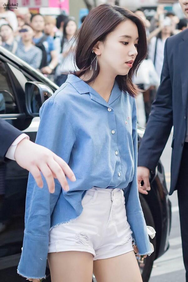 Chic Banget! 11 Outfit Chaeyong TWICE yang Simple Ini Bisa Ditiru