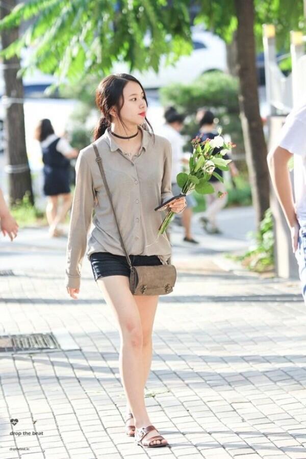 Chic Banget! 11 Outfit Chaeyong TWICE yang Simple Ini Bisa Ditiru